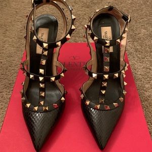 Auth. Valentino Snakeskin Rockstud 38 Pump Black